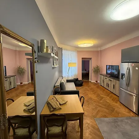 Lejlighed Centre Spacious Apartment, Up To 7, Self-checkin & Wi-fi